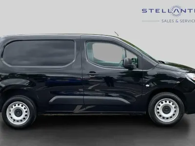 Begagnad Peugeot Partner S 101 HK (74 kW) 2024 Svart Minibuss