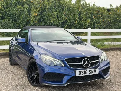 Usado Mercedes E220 AMG line 2016 Azul Descapotable