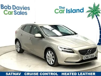 Usado Volvo V40 Inscription 120 CV (88 kW) 2017 Dorado Utilitario