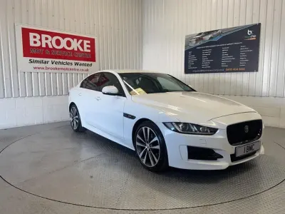 Begagnad Jaguar XE R-Sport 180 HK (132 kW) 2018 Vit Sedan