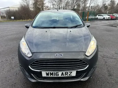 Usado Ford Fiesta Zetec 100 HP (73 kW) 2016 Cinzento Citadino
