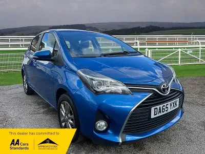 Używany Toyota Yaris 99 KM (72 kW) 2015 Niebieski Hatchback