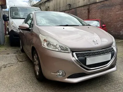 Begagnad Peugeot 208 Active 68 HK (50 kW) 2013 Rosa Halvkombi