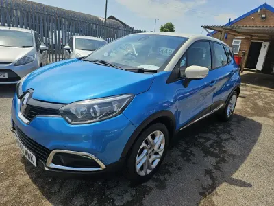 Used Renault Captur Dynamique 90 HP (66 kW) 2015 Blue/cream SUV