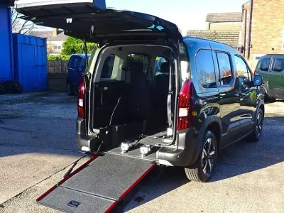 Używany Peugeot Rifter Access 131 KM (96 kW) 2024 Zielony Minivan