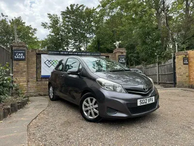 Used Toyota Yaris 99 HP (72 kW) 2012 Grey Hatchback