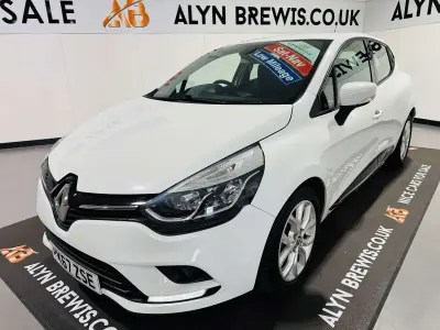 Used Renault Clio IV Dynamique 75 HP (55 kW) 2018 White Hatchback