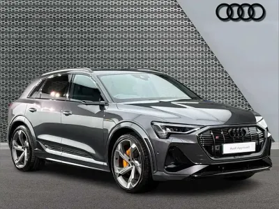 Usado Audi e-tron Advanced 369 kW (503 CV) 2023 Gris SUV