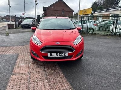 Usado Ford Fiesta Zetec 82 HP (60 kW) 2015 Vermelho Citadino