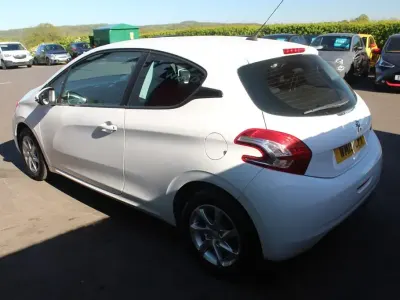 Usado Peugeot 208 Active 82 HP (60 kW) 2015 Branco Citadino