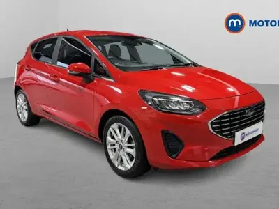 Begagnad Ford Fiesta Titanium 125 HK (91 kW) 2021 Röd Halvkombi