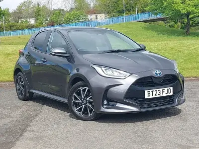 Usado Toyota Yaris Hybrid Design 116 HP (85 kW) 2023 Cinzento Citadino