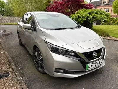 Gebraucht Nissan Leaf Acenta 110 kW (150 PS) 2020 Rot Kleinwagen