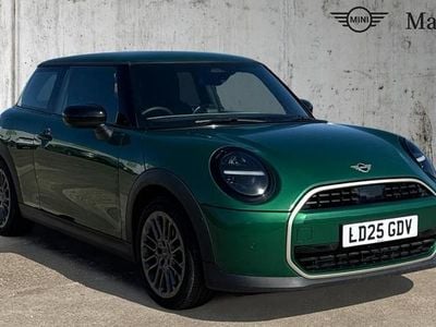Begagnad Mini Cooper Exclusive 114 kW (156 HK) 2025 Grön Halvkombi
