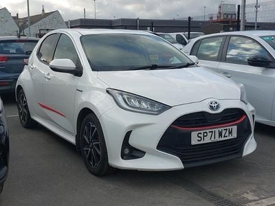 Used Toyota Yaris Hybrid Design 116 HP (85 kW) 2021 White Hatchback