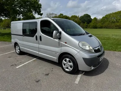 Usado Vauxhall Vivaro Sportive 115 HP (84 kW) 2013 Prateado Monovolume