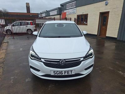 Used Vauxhall Astra SRi 150 HP (110 kW) 2016 White Hatchback