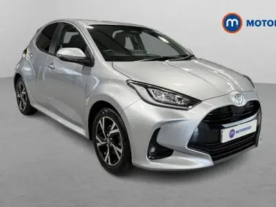Begagnad Toyota Yaris Hybrid Design 116 HK (85 kW) 2026 Halvkombi