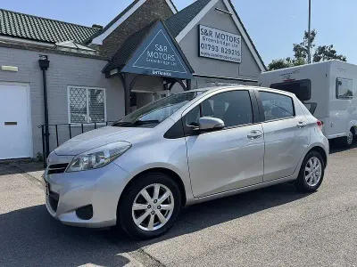 Used Toyota Yaris 101 HP (74 kW) 2013 Silver Hatchback