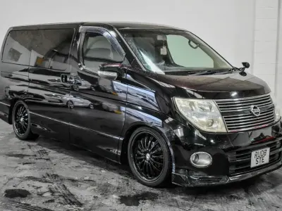 Używany Nissan Elgrand 2018 Czarny Minivan