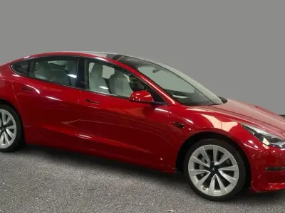 Używany Tesla Model 3 Long Range AWD 258 kW (351 KM) 2021 Czerwony Sedan/Limuzyna