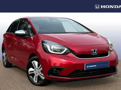 Begagnad Honda Jazz Hybrid 109 HK (80 kW) 2023 Röd Halvkombi