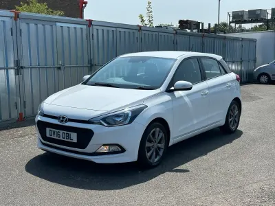 Used Hyundai i20 SE 84 HP (61 kW) 2016 White Hatchback