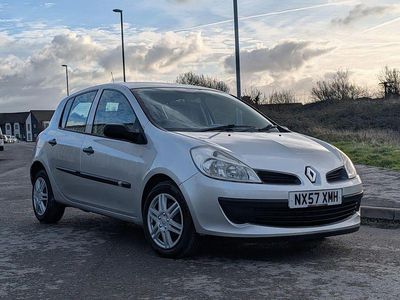 Red Used 2007 Renault Clio II Dynamique Hatchback | £4,000 (Expensive)