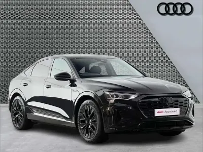 Begagnad Audi Q8 e-tron Black Edition 300 kW (408 HK) 2024 Svart SUV