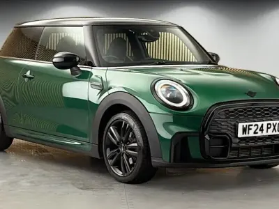 Usado Mini Cooper Hatch 136 HP (100 kW) 2023 Verde Citadino