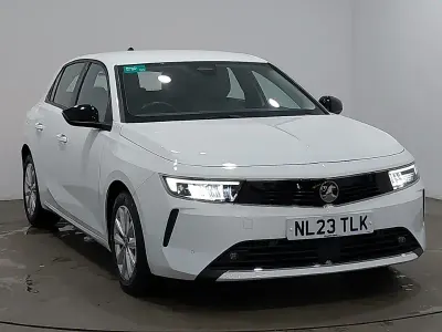 Used Vauxhall Astra Design Edition 110 HP (80 kW) 2023 White Hatchback