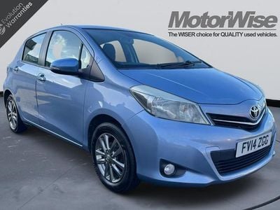 Used Toyota Yaris 90 HP (66 kW) 2014 Blue Hatchback