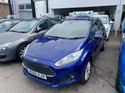 Begagnad Ford Fiesta Titanium 2017 Blå Halvkombi