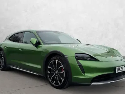 Begagnad Porsche Taycan Cross Turismo 419 kW (571 HK) 2023 Grön Kombi