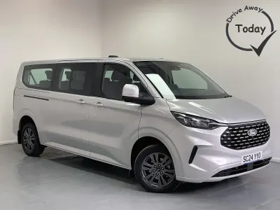 Begagnad Ford Tourneo Custom Titanium 136 HK (100 kW) 2024 Silver Van