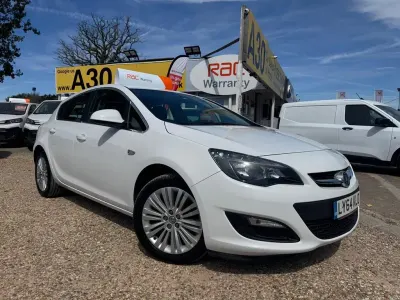 Used Vauxhall Astra Excite 98 HP (72 kW) 2015 White Hatchback