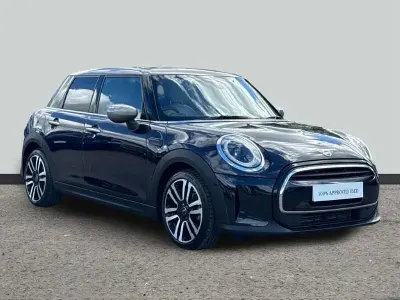 Usado Mini Cooper Exclusive 134 HP (98 kW) 2023 Preto Citadino
