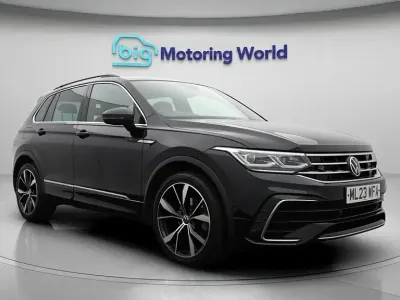 Second-hand VW Tiguan R-line 150 CP (110 kW) 2023 Negru SUV