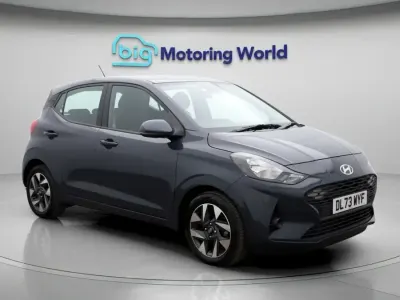 Usado Hyundai i10 Advanced 65 CV (47 kW) 2023 Gris Utilitario