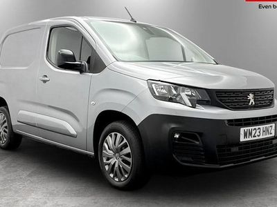 Begagnad Peugeot Partner Premium 102 HK (75 kW) 2023 Minibuss
