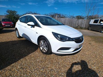 Used Vauxhall Astra 105 HP (77 kW) 2016 White Hatchback