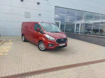 Begagnad Ford Transit Custom Limited 185 HK (136 kW) 2022 Röd Van