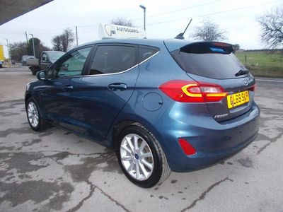Begagnad Ford Fiesta Titanium 100 HK (73 kW) 2019 Blå Halvkombi