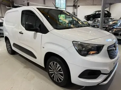 Second-hand Vauxhall Combo Sportive 100 CP (73 kW) 2021 Alb Monovolum