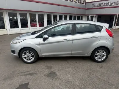 Usado Ford Fiesta Zetec 82 HP (60 kW) 2017 Prateado Citadino