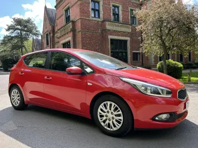 Begagnad Kia Ceed 89 HK (65 kW) 2015 Röd Halvkombi