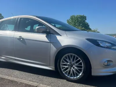 Usado Ford Focus Zetec 125 CV (91 kW) 2014 Plateado Utilitario