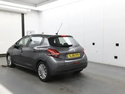 Usado Peugeot 208 Signature Sky 82 HP (60 kW) 2018 Cinzento Citadino