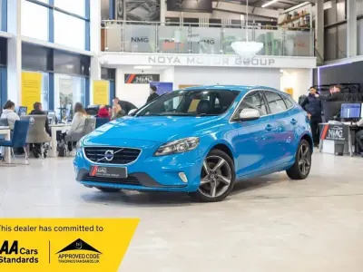 Begagnad Volvo V40 R-Design 190 HK (139 kW) 2015 Blå Halvkombi