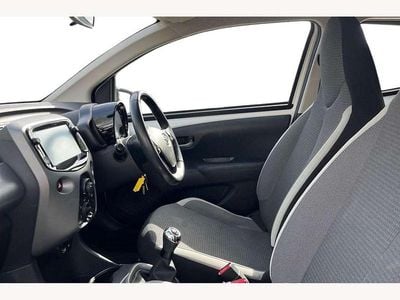 Used Toyota Aygo X-play 72 HP (52 kW) 2022 White Hatchback